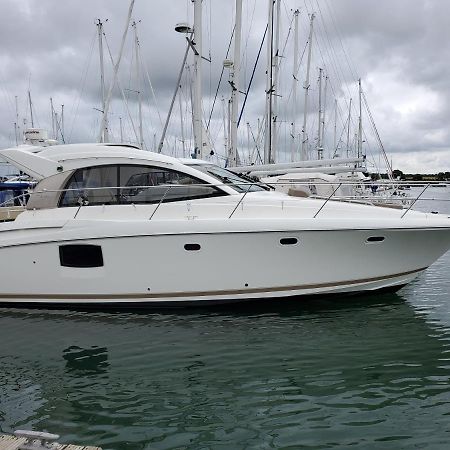 Zen Dog Luxury Motor Yacht Hotel Lymington Eksteriør billede